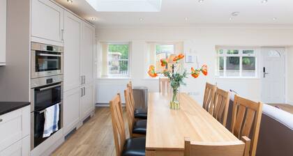 Historic Stone Built 4BR Cottage for 8 W/parking