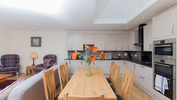 House, 4 Bedrooms | Private kitchen | Full-size fridge, microwave, oven, stovetop