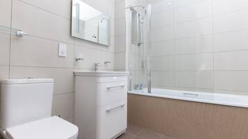 House, 4 Bedrooms | Bathroom | Free toiletries, hair dryer, towels