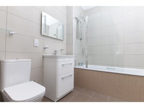 Maison, 4 chambres | Salle de bain | Articles de toilette (gratuits), séchoir à cheveux, serviettes fournies