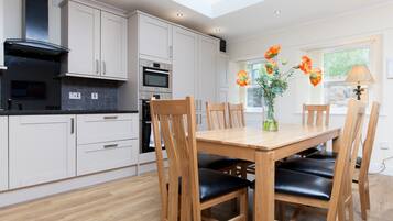 House, 4 Bedrooms | Private kitchen | Full-size fridge, microwave, oven, stovetop