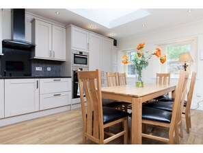 Ferienhaus, 4 Schlafzimmer | Eigene Küche | Großer Kühlschrank, Mikrowelle, Ofen, Herdplatte