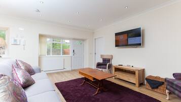 House, 4 Bedrooms | Living area | 40-inch TV with digital channels