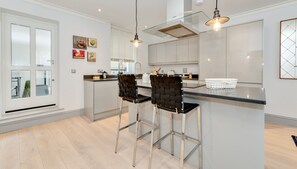 Căn hộ (2 Bedrooms) | Bếp riêng | Tủ lạnh, lò nư ớng, bếp nấu, lò nướng bánh mì 