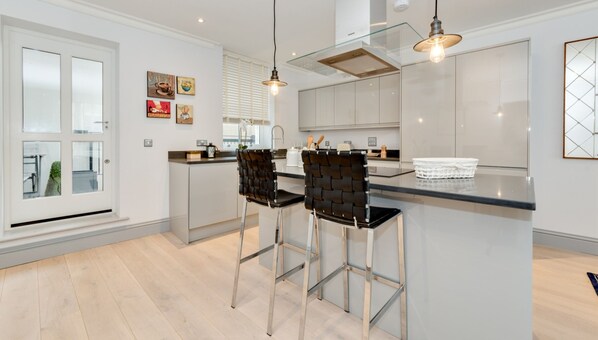 Căn hộ (2 Bedrooms) | Bếp riêng | Tủ lạnh, lò nướng, bếp nấu, lò nướng bánh mì