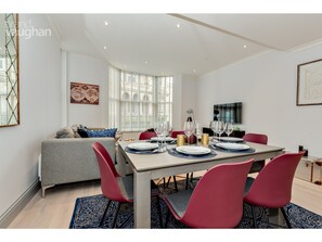 Apartment (2 Bedrooms) | In-room dining - Fabulous Flat in the Heart of Brighton's Lanes (Brighton)