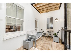 Căn hộ (2 Bedrooms) | Ban công