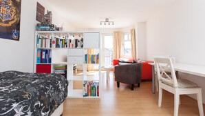3 bedrooms, iron/ironing board, WiFi (free) - Ideal Fringe Base: Great Value + Free Parking! (Edinburgh)