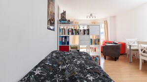 3 bedrooms, iron/ironing board, WiFi (free) - Ideal Fringe Base: Great Value + Free Parking! (Edinburgh)