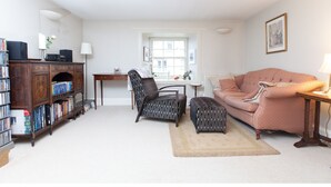 Living area - Chic + Shore-side: 17th Century Home With Parking! (Edinburgh)