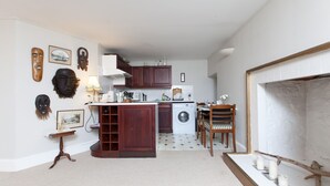1 bedroom, iron/ironing board, WiFi (free) - Chic + Shore-side: 17th Century Home With Parking! (Edinburgh)
