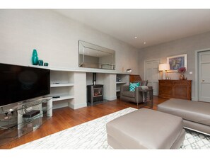 Apartment, 3 Schlafzimmer | Wohnbereich | 40-Zoll-Fernseher mit Digitalempfang