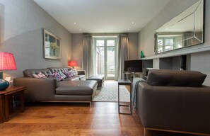 Apartment, 3 Schlafzimmer | Wohnbereich | 40-Zoll-Fernseher mit Digitalempfang