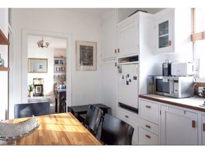 Appartement (2 Bedrooms) | Cuisine privée | Grand réfrigérateur, micro-ondes, four, plaque de cuisson