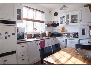 Apartemen (2 Bedrooms) | Dapur pribadi | Lemari es besar, microwave, oven, dan kompor