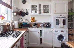 Appartement (2 Bedrooms) | Cuisine privée | Grand réfrigérateur, micro-ondes, four, plaque de cuisson