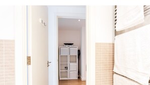 A hotel room with a wooden floor, a white wardrobe, and a white towel rack. - Bright, Spacious 2BR Central Cambridge Flat for 4 (Cambridge)