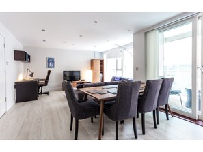 In-room dining - Cambridgeshire Home With a View For 2 (Cambridge)