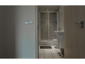 Apartment (2 Bedrooms) | Badezimmer | Kostenlose Toilettenartikel, Haartrockner, Handtücher