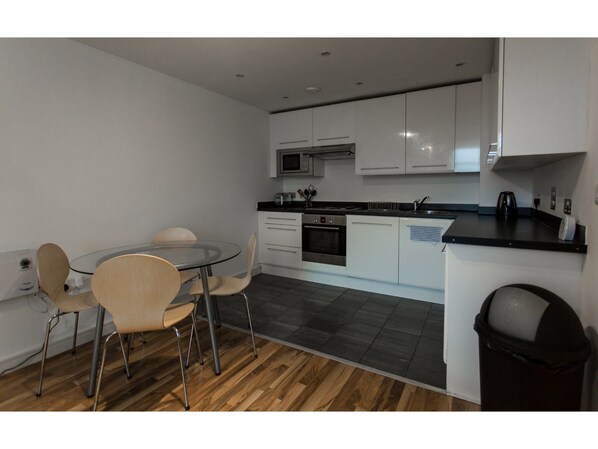 Apartment (2 Bedrooms) | Private kitchen | Full-size fridge, oven, stovetop, toaster - Lovely Family Apartment in Central Manchester (Manchester)