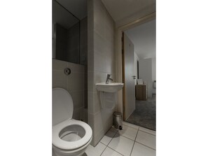 Apartment (2 Bedrooms) | Badezimmer | Kostenlose Toilettenartikel, Haartrockner, Handtücher