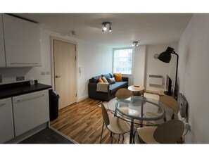 Apartment (2 Bedrooms) | 2 Schlafzimmer, Bügeleisen/Bügelbrett, kostenloses WLAN, Bettwäsche