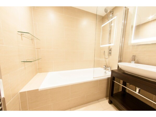 Separate tub and shower, free toiletries