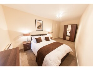 2 bedrooms, iron/ironing board, free WiFi - Bright, Classy 2BR Riverside Flat for 4 (London)