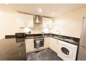 Full-size fridge, microwave, coffee/tea maker, cookware/dishes/utensils - Bright, Classy 2BR Riverside Flat for 4 (London)