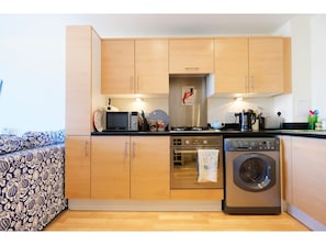 Refrigerador con freezer, microondas, lavavajillas, cafetera/tetera