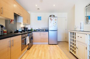 Kjøleskap, mikrobølgeovn, oppvaskmaskin og kaffetrakter/tekoker