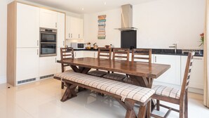Private kitchen - Huge & Modern 4 Bedroom House in York (York)