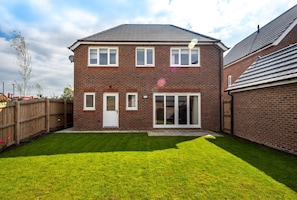 Property grounds - Huge & Modern 4 Bedroom House in York (York)