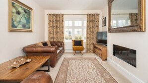 Living area - Huge & Modern 4 Bedroom House in York (York)