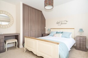 4 Schlafzimmer, Bügeleisen/Bügelbrett, kostenloses WLAN
