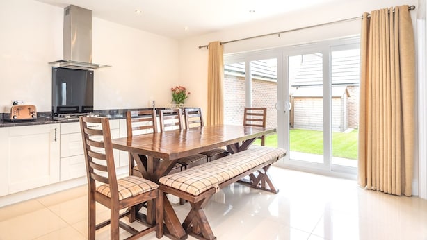 Private kitchen - Huge & Modern 4 Bedroom House in York (York)