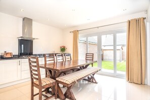 Großer Kühlschrank, Mikrowelle, Wasserkocher mit Kaffee-/Teezubehör