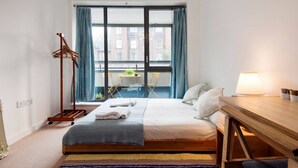 Apartment (2 Bedrooms) | 2 bedrooms, iron/ironing board, WiFi (free), bed sheets - E1 Stunning Two Bathroom Modern Flat (London)