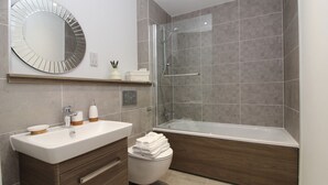 Unclassified image, 3 of 18, button - Luxury 2BR Modern Flat for 6 Near Holyrood Park (Edinburgh)