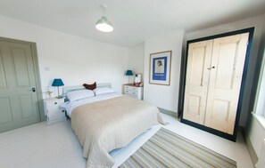 4 bedrooms, free WiFi - Modern and Luxurious House Close to Central London (London)