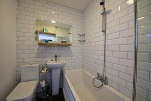 公寓 (1 Bedroom) | 浴室 | 淋浴/盆浴组合、免费洗浴用品、吹风机、毛巾