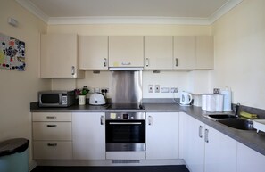 Apartment, 2 Schlafzimmer | Eigene Küche | Großer Kühlschrank, Mikrowelle, Ofen, Herdplatte