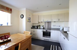 Apartment, 2 Schlafzimmer | Eigene Küche | Großer Kühlschrank, Mikrowelle, Ofen, Herdplatte