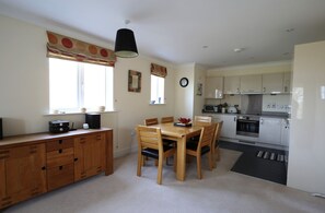 Appartement, 2 chambres | Repas dans la chambre