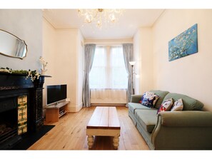 Living area - Lovely 1BR Edwardian House For 4 in North London (London)