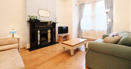 Lovely 1BR Edwardian House For 4 in North London