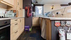 Private kitchen - Charming 2BR Flat for 4 Overlooking Holyrood Park (Edinburgh)