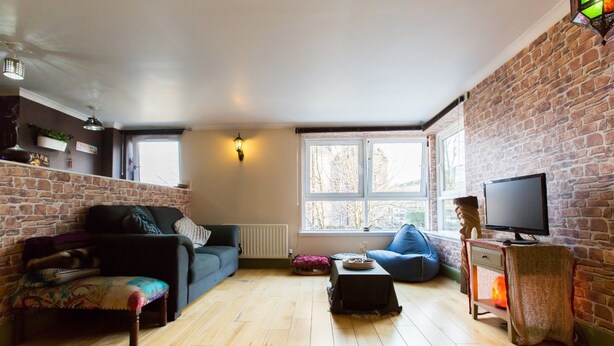 Living area - Charming 2BR Flat for 4 Overlooking Holyrood Park (Edinburgh)