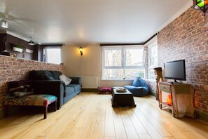 Living area - Charming 2BR Flat for 4 Overlooking Holyrood Park (Edinburgh)