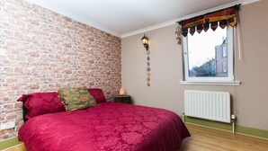 Room - Charming 2BR Flat for 4 Overlooking Holyrood Park (Edinburgh)